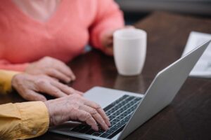 elderly couple with laptop